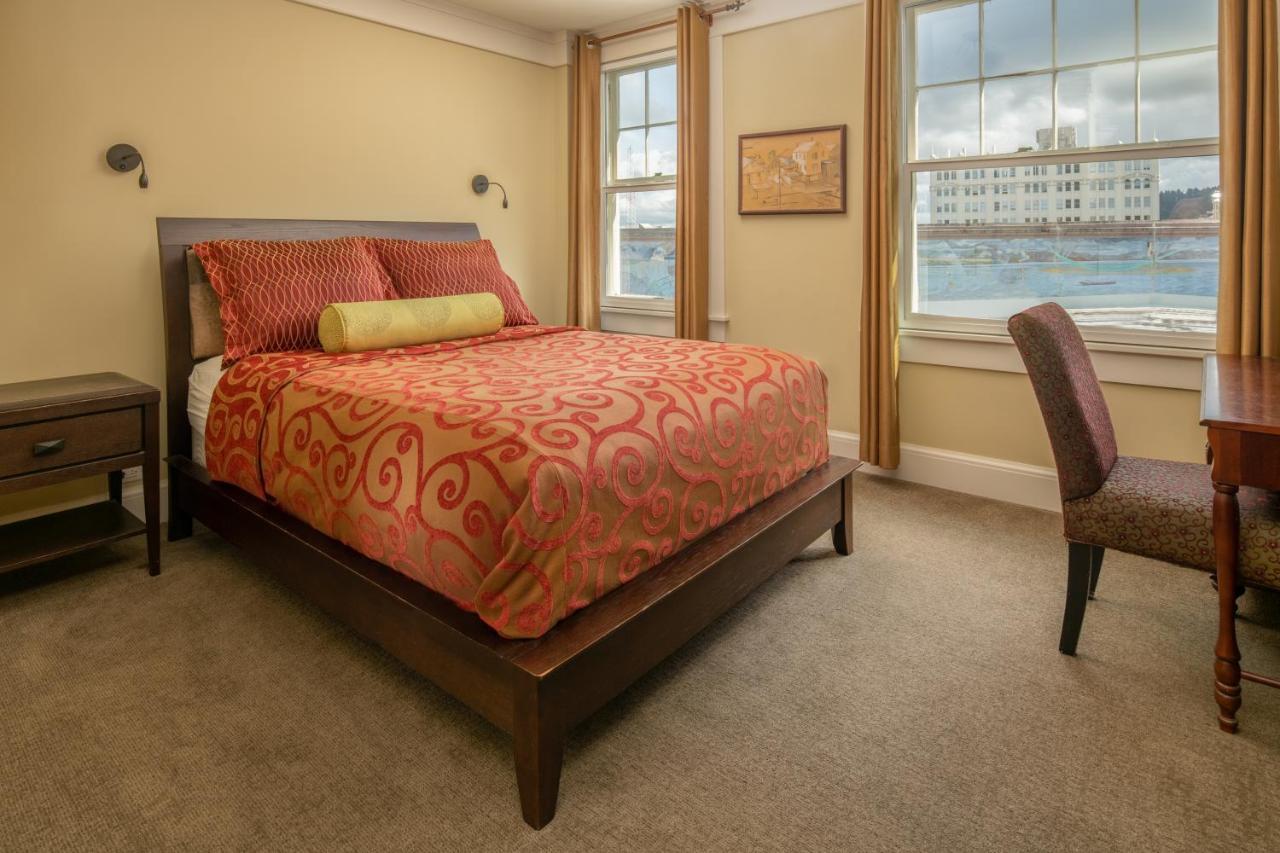 Elliott 3* Astoria